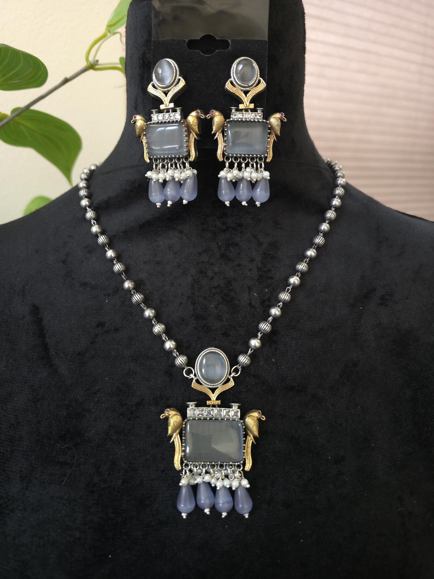 German silver necklace set with doublet stones, pearls trendy
