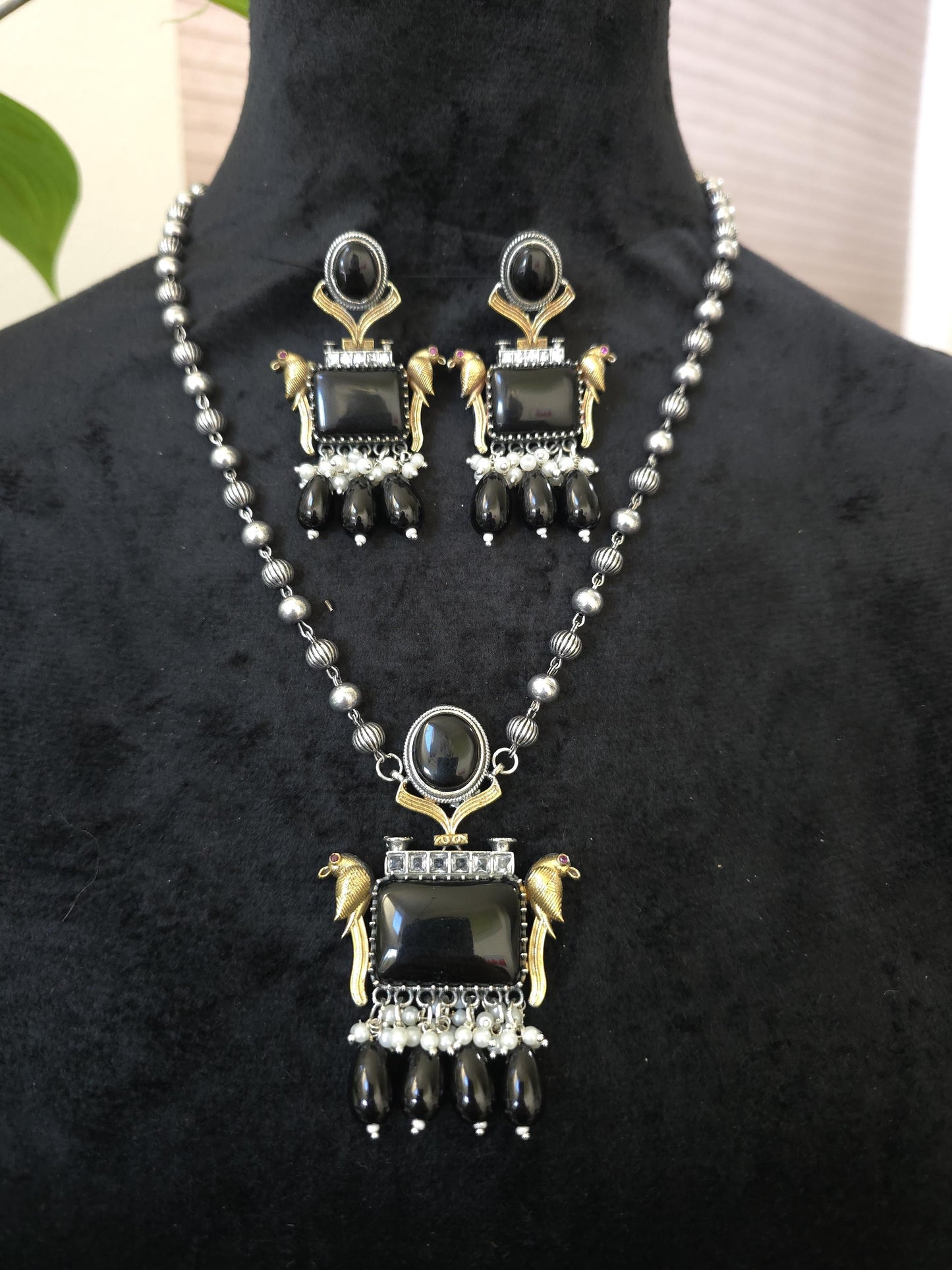German silver necklace set with doublet stones, pearls trendy
