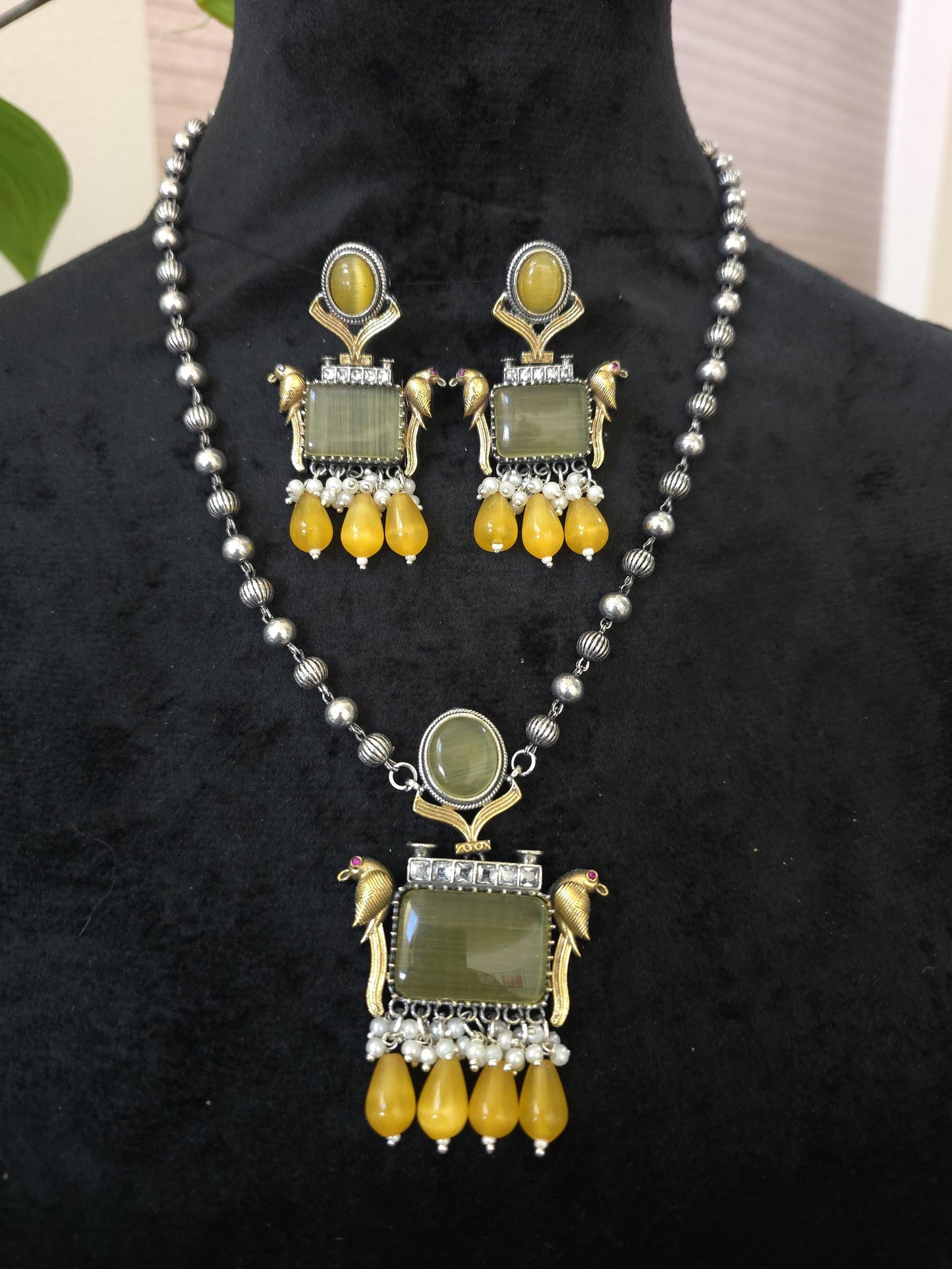 German silver necklace set with doublet stones, pearls trendy