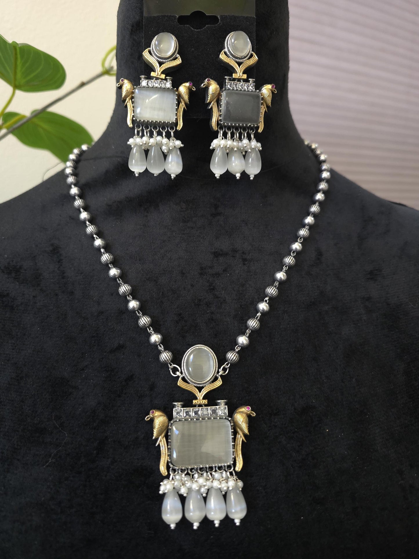 German silver necklace set with doublet stones, pearls trendy
