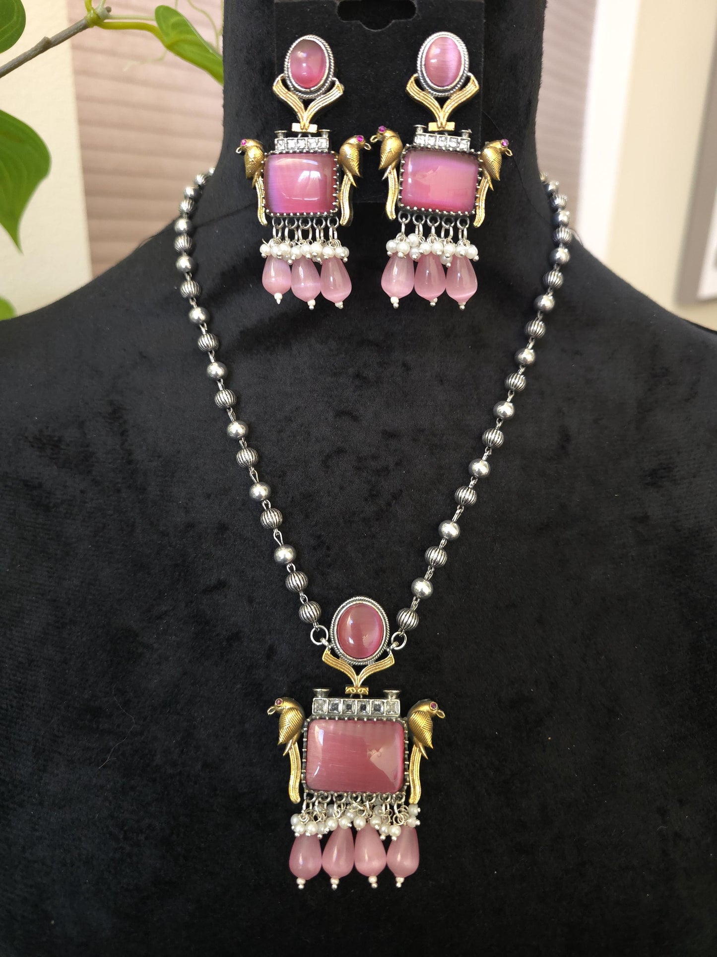German silver necklace set with doublet stones, pearls trendy