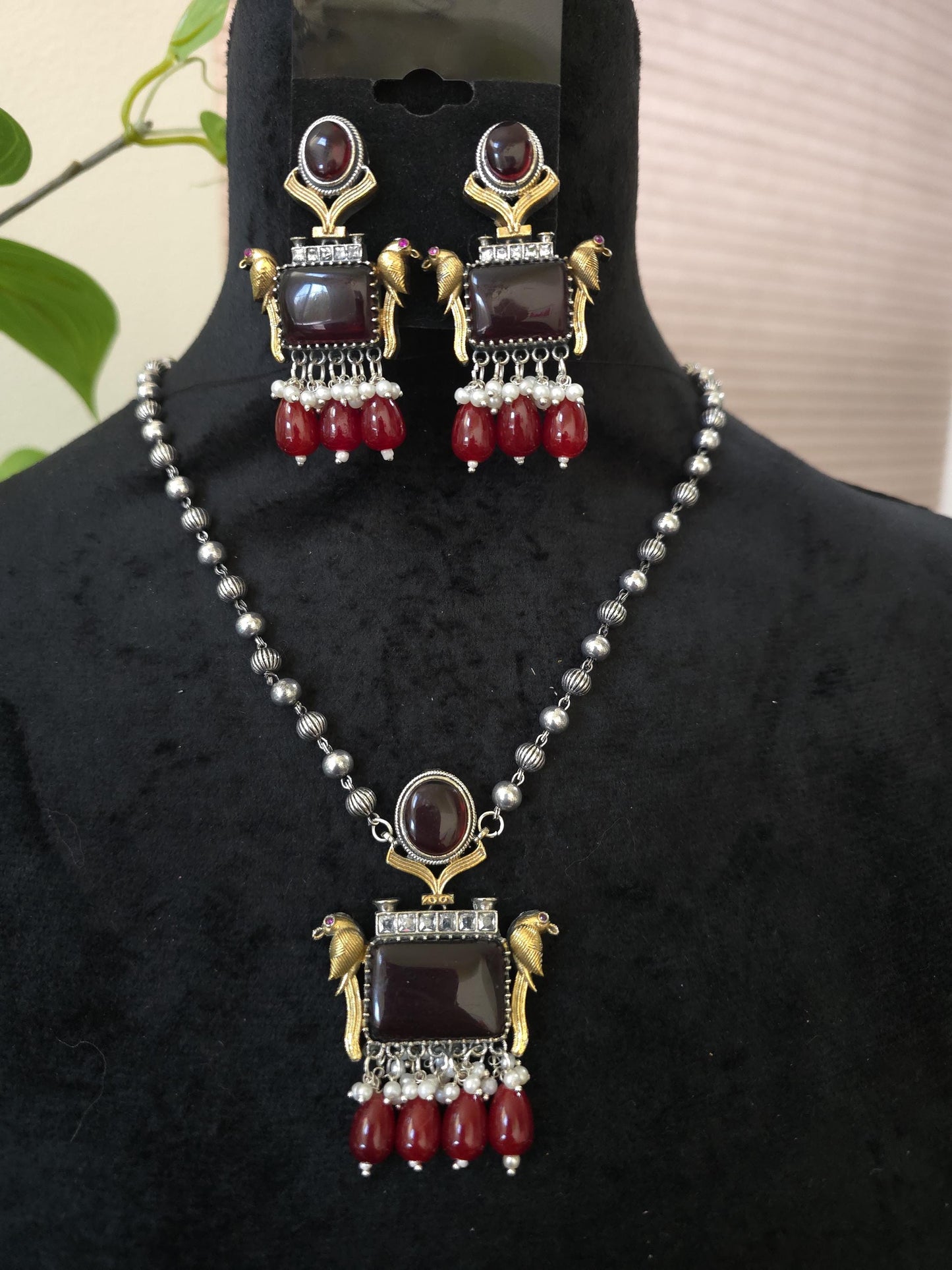 German silver necklace set with doublet stones, pearls trendy