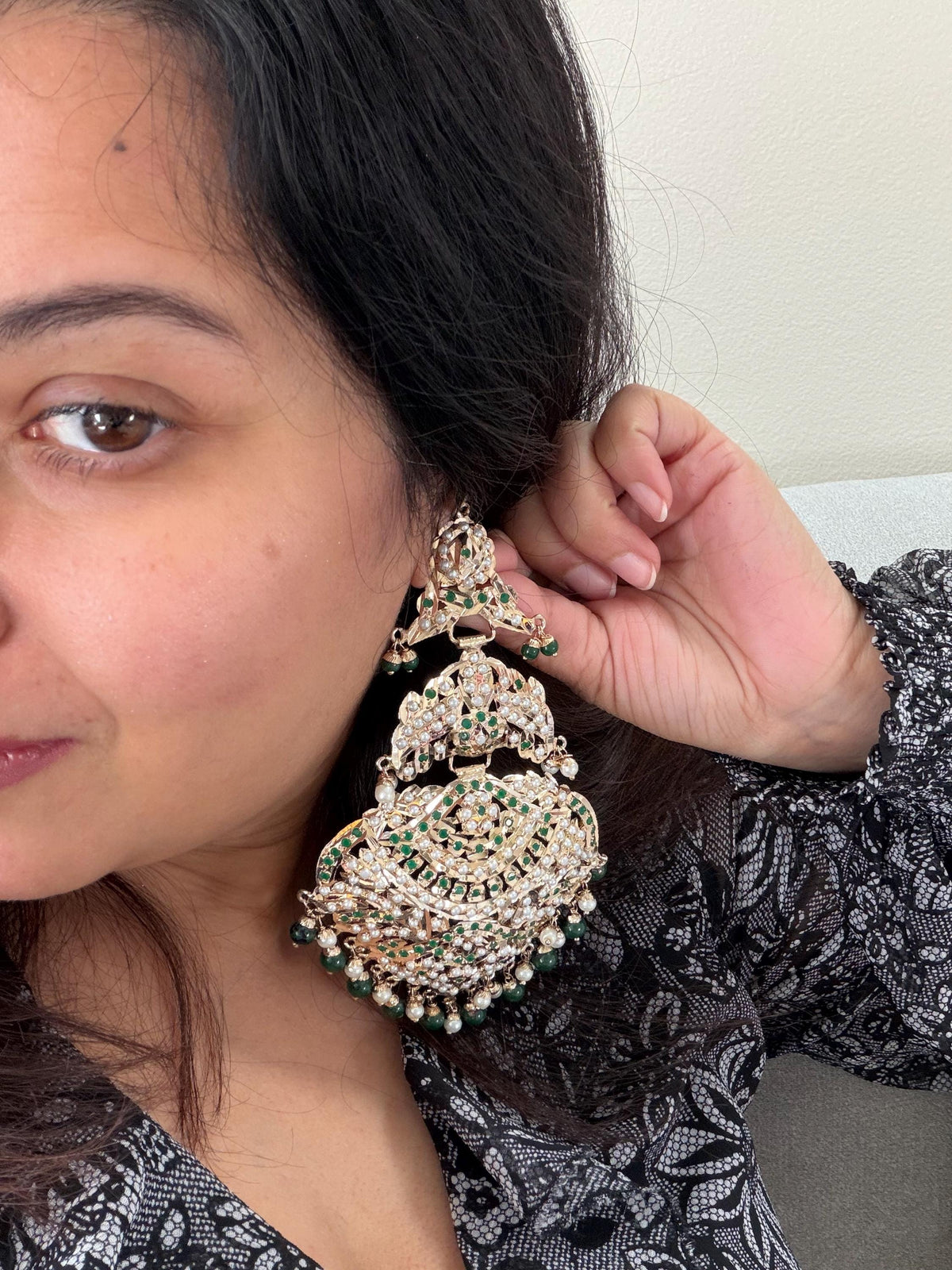 Handcrafted Jadau earrings, premium, with pearls and semiprecious stones emeralds, gold-plated