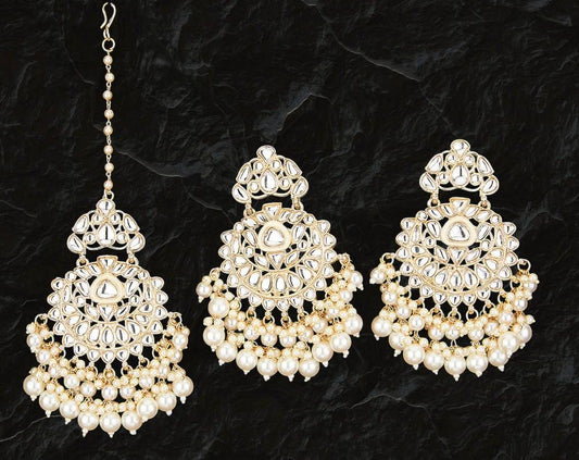 Light weight kundan earrings and maang tikka set