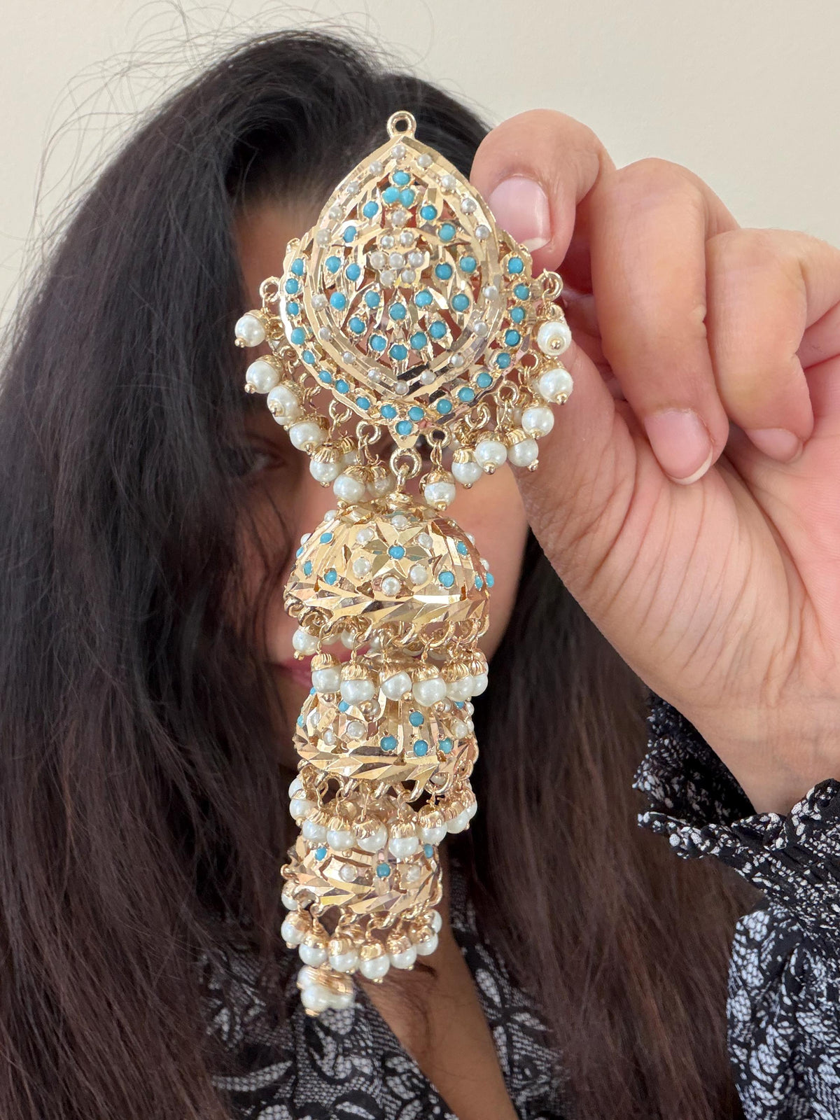 Handcrafted Jadau earrings, premium, with pearls and semiprecious firozi stones, gold-plated