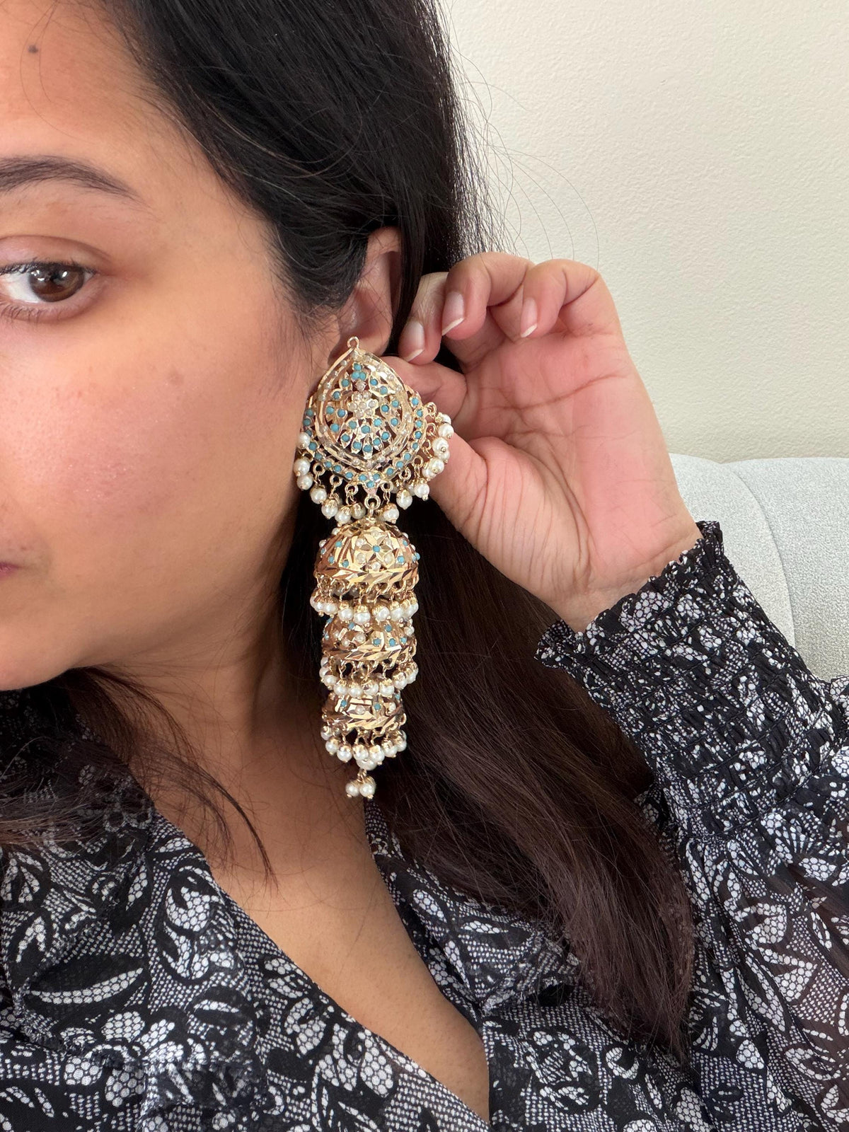 Handcrafted Jadau earrings, premium, with pearls and semiprecious firozi stones, gold-plated