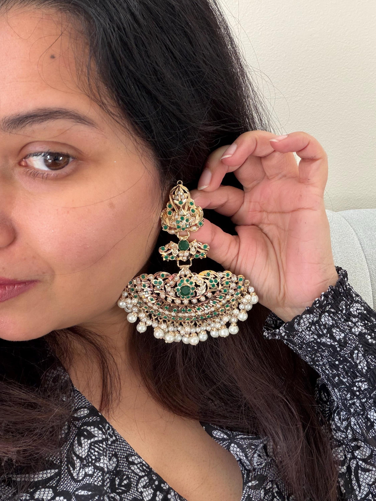 Handcrafted Jadau earrings, premium, with pearls and semiprecious emerald stones, gold-plated