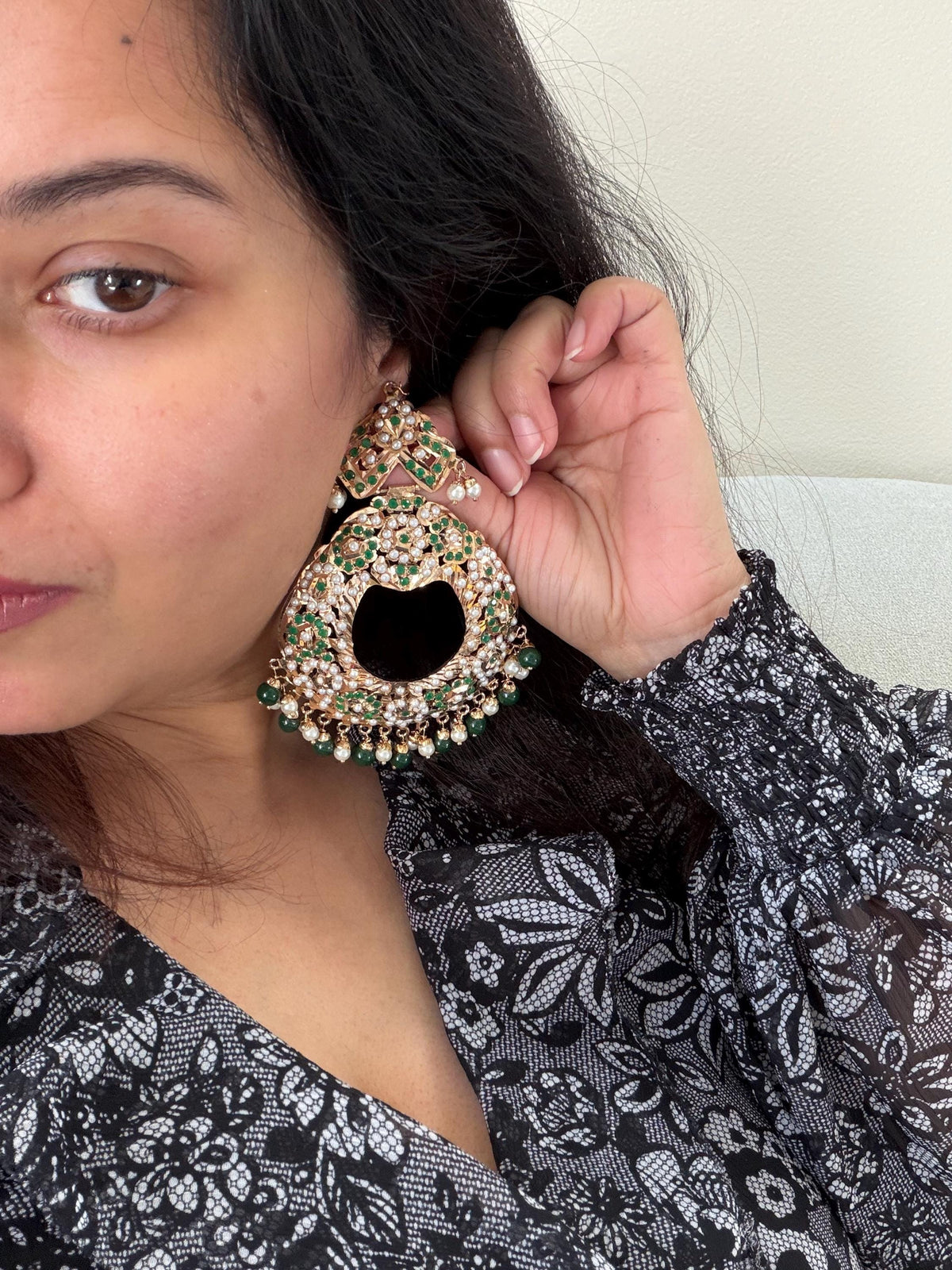 Handcrafted Jadau earrings, premium, with pearls and semiprecious emerald stones, gold-plated