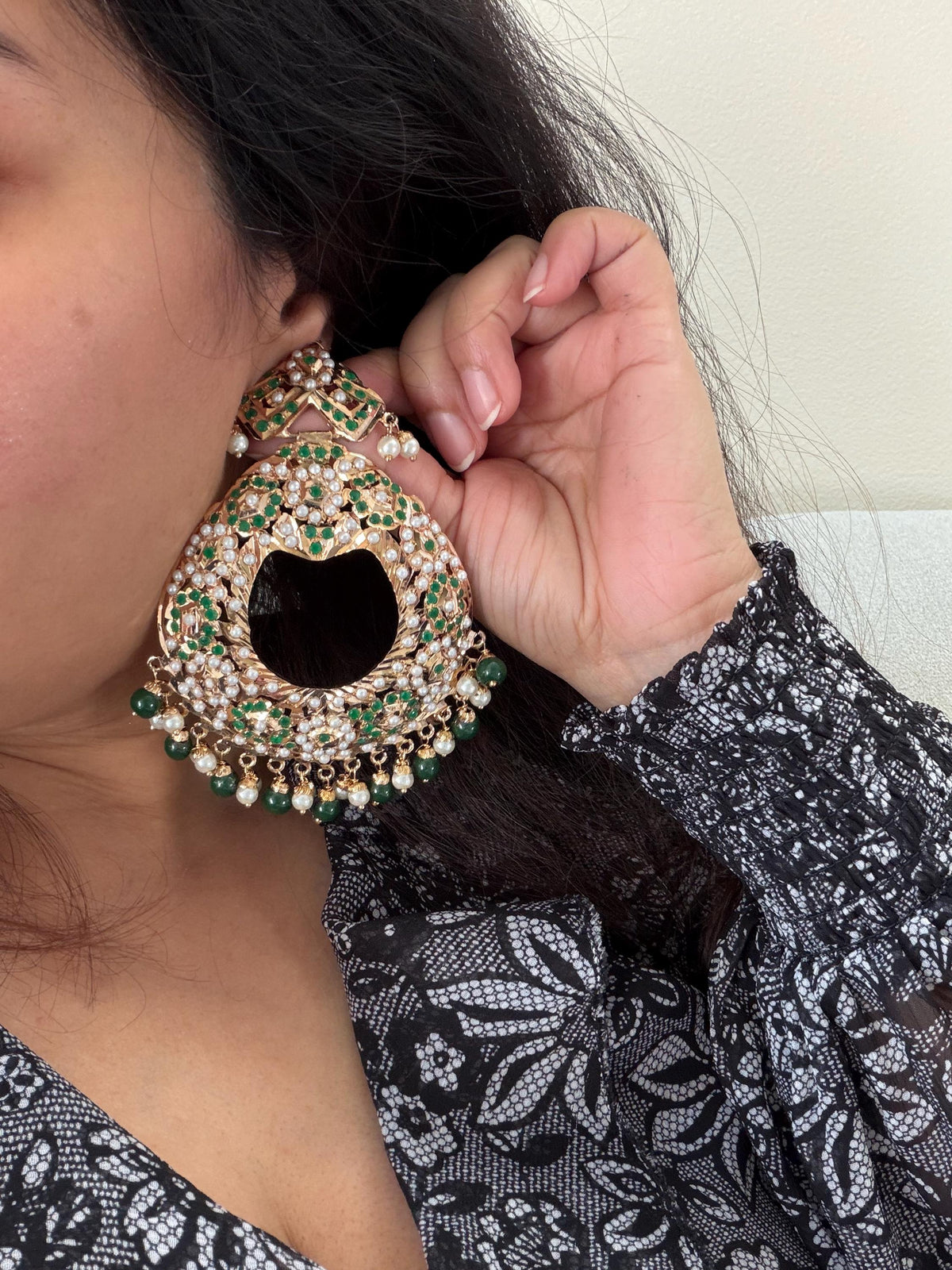 Handcrafted Jadau earrings, premium, with pearls and semiprecious emerald stones, gold-plated