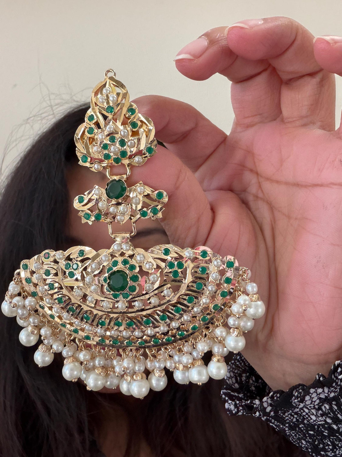 Handcrafted Jadau earrings, premium, with pearls and semiprecious emerald stones, gold-plated