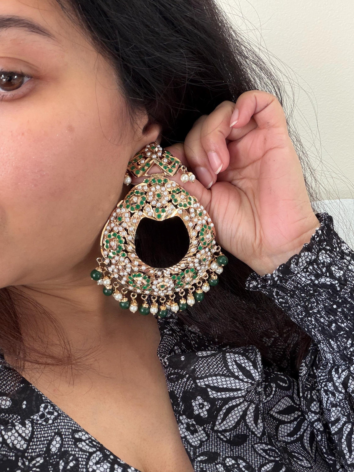 Handcrafted Jadau earrings, premium, with pearls and semiprecious emerald stones, gold-plated