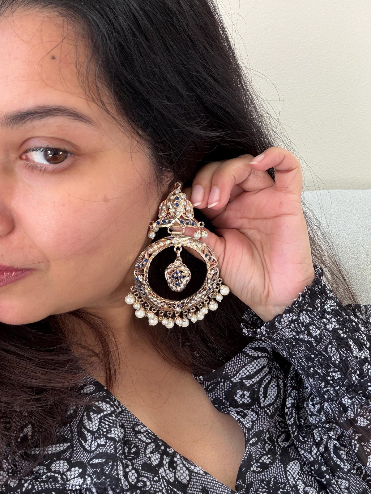 Handcrafted Jadau earrings, premium, with pearls and semiprecious sapphire stones, gold-plated