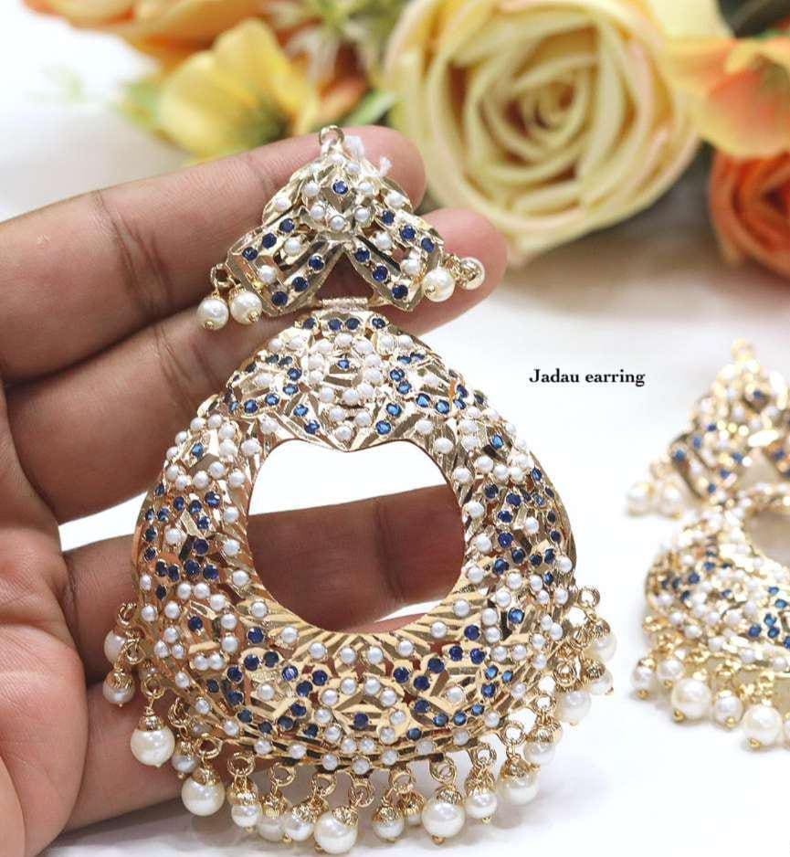 Handcrafted Jadau earrings, premium, with pearls and semiprecious emerald stones, gold-plated