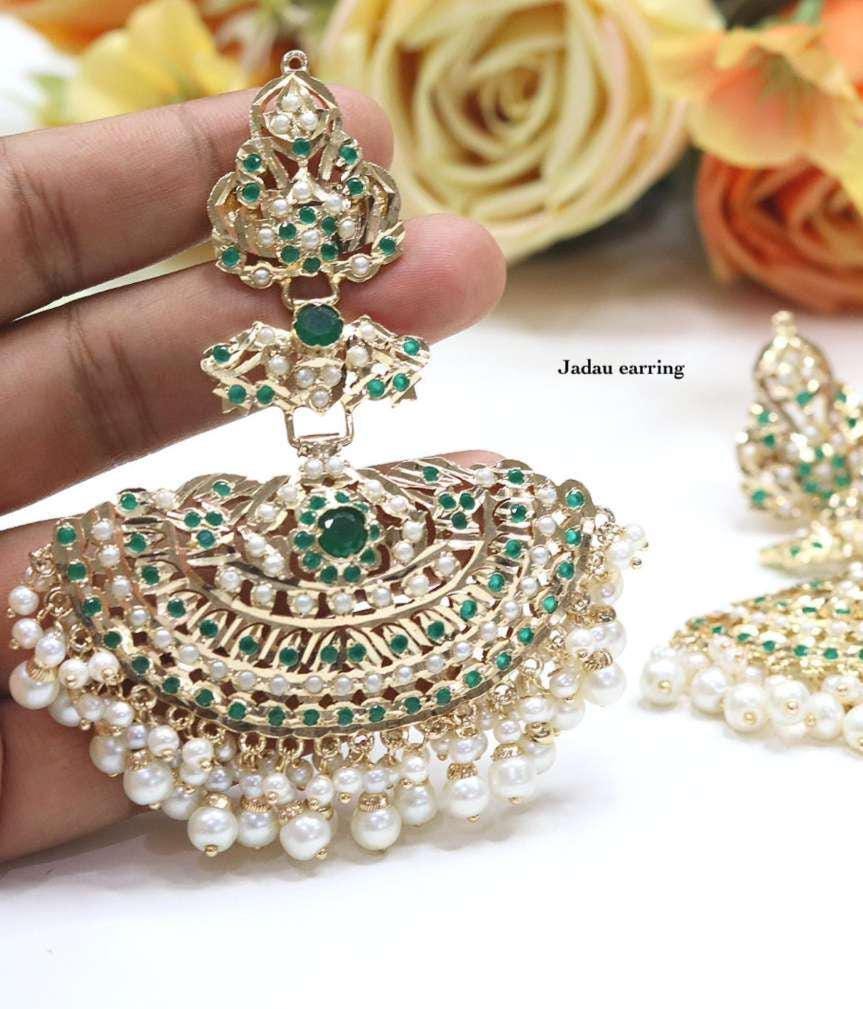 Handcrafted Jadau earrings, premium, with pearls and semiprecious emerald stones, gold-plated