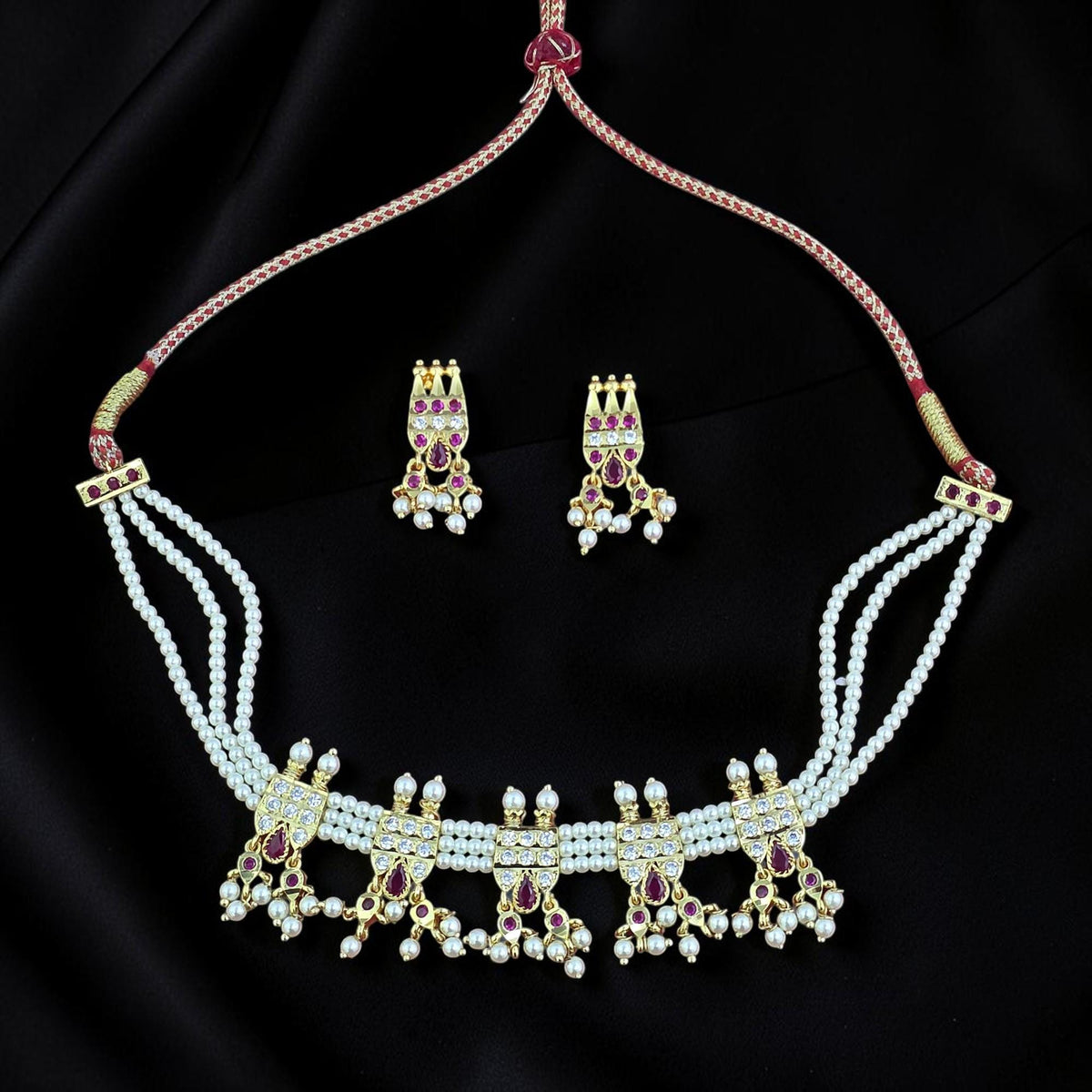 Maharashtrian-style chinchapeti necklace set with pendant and pearls
