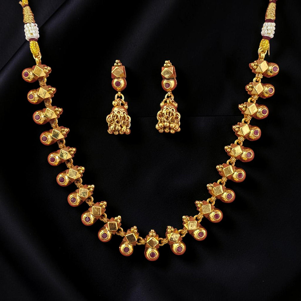 Maharashtrian-style astapailu maal short necklace set chunky astapailu