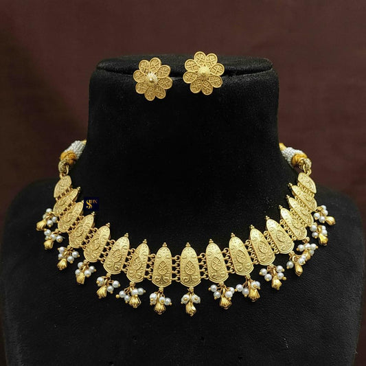 Gold and pearl necklace set